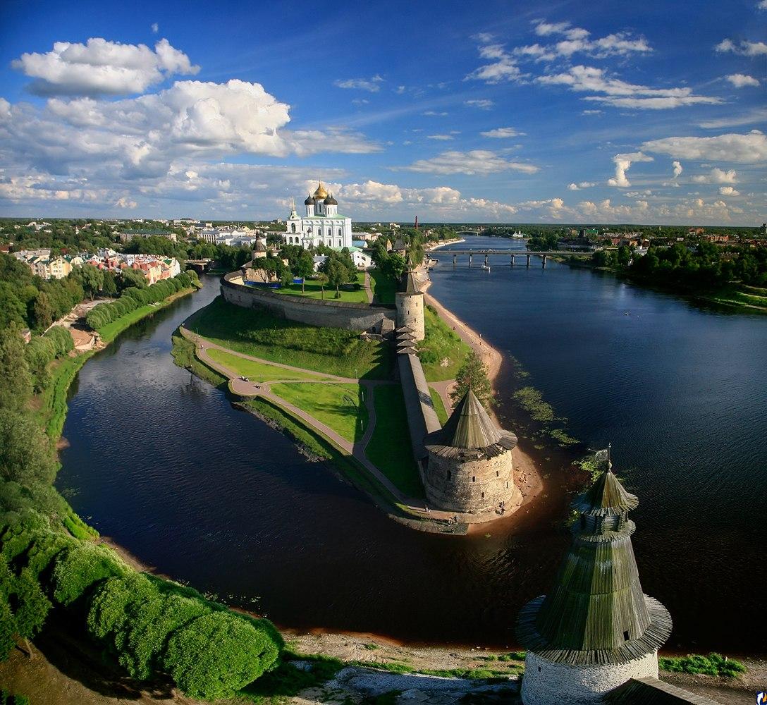 Город около пскова. Городской округ город Псков. Псков исторический центр. Великий Новгород достопримечательнос. Псков Кремль сверху.